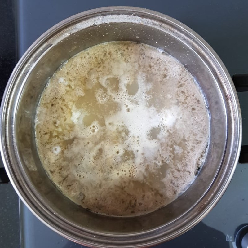 Cocinar la sopa de cangrejo con calabacín