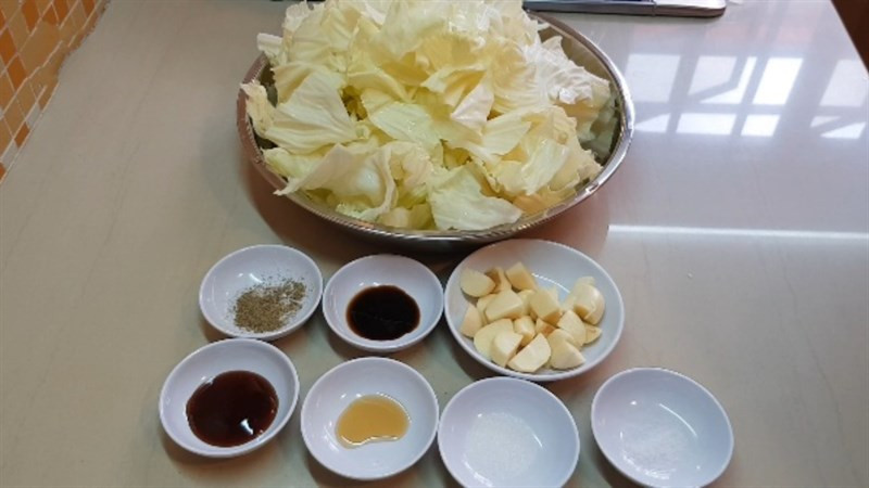 Nguyên liệu món ăn bắp cải xào bơ tỏi