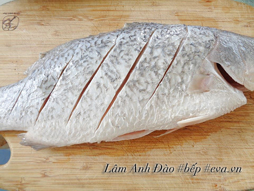 Preparing the fish before steaming