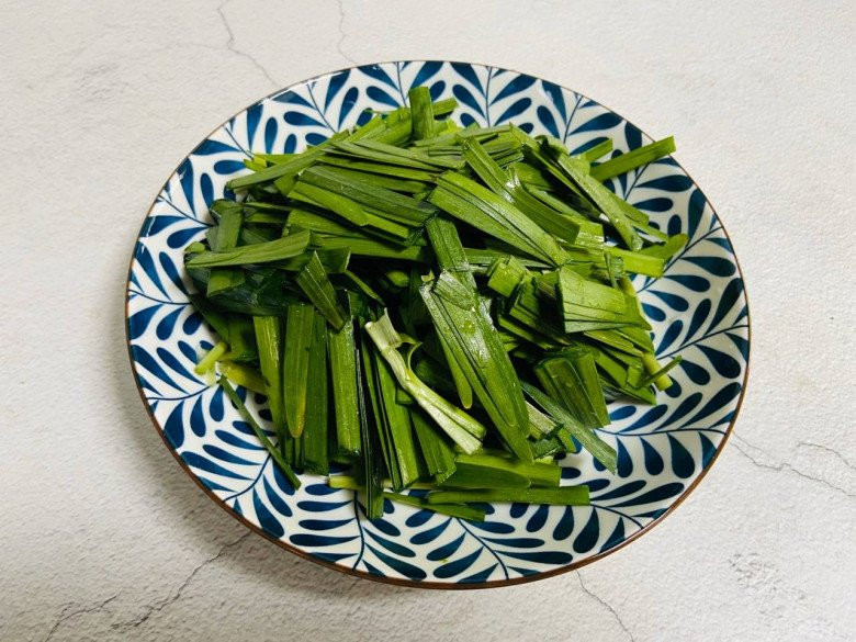 Preparing chives
