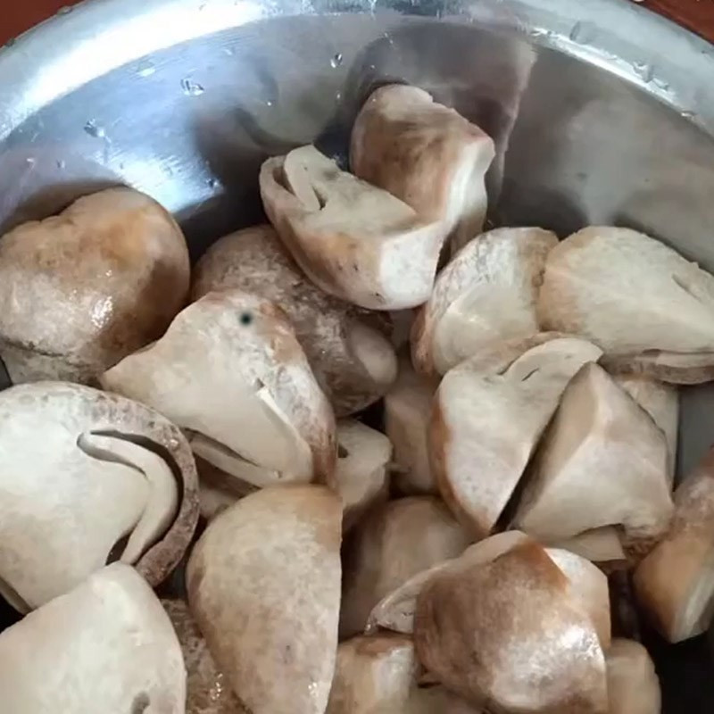 Setas de arroz siendo limpiadas y cortadas sobre una tabla