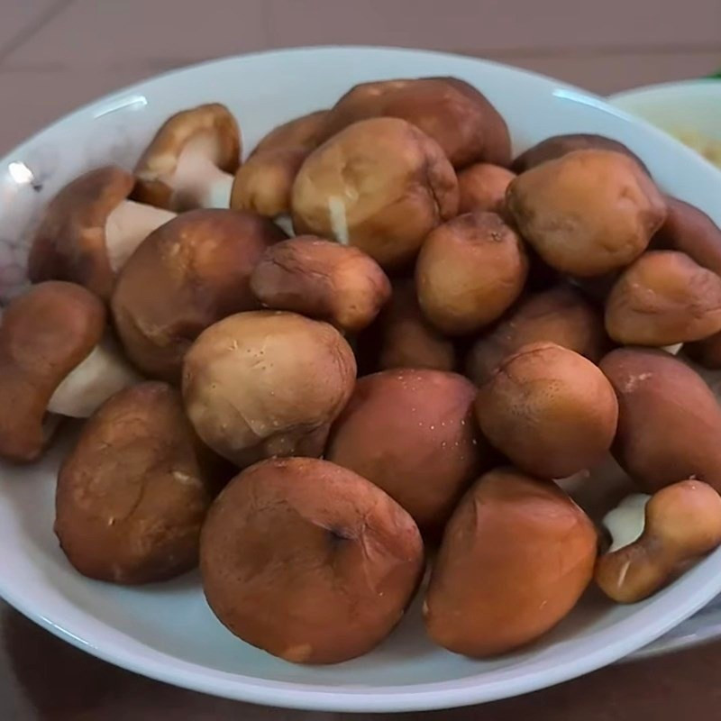 Preparing ingredients for braised tofu skin with mushrooms