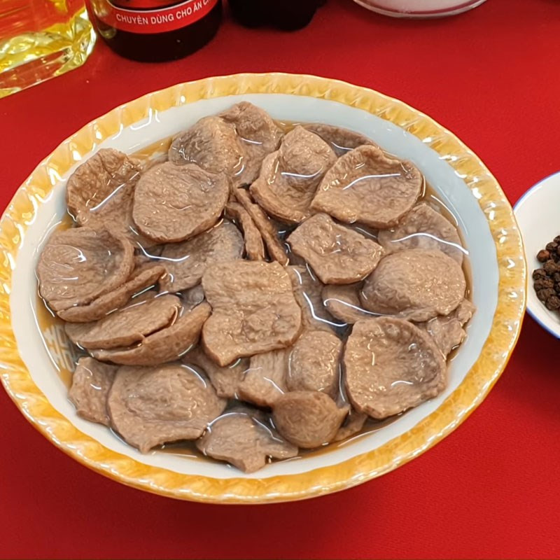 Preparing and frying vegan beef