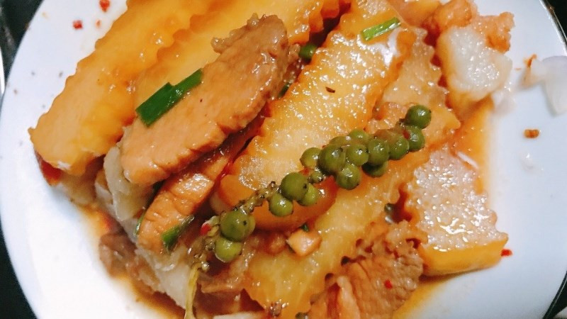 Peeled and sliced kohlrabi