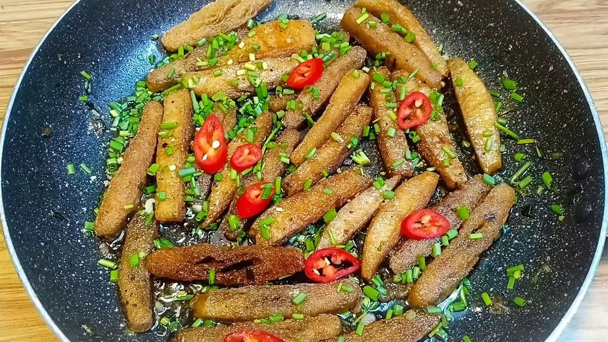 Close-up of pepper braised vegetarian ribs in a bowl