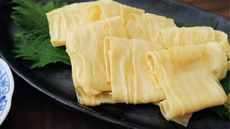 Preparing ginger for braised tofu skin