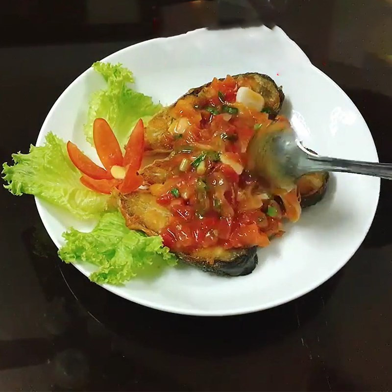 Producto final de bagre salteado con tomate