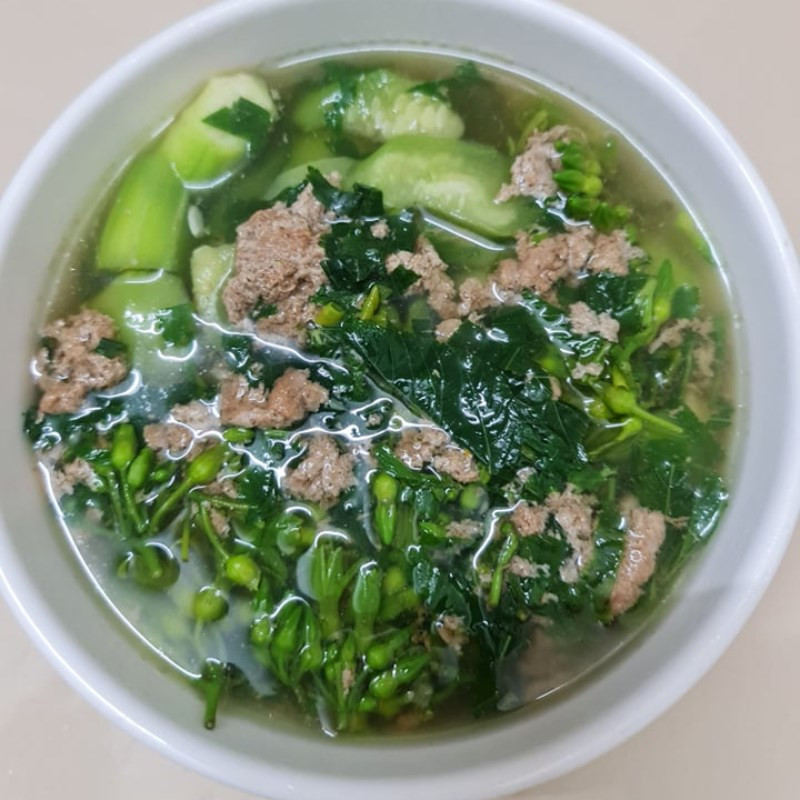 Producto final de la sopa de cangrejo con calabacín