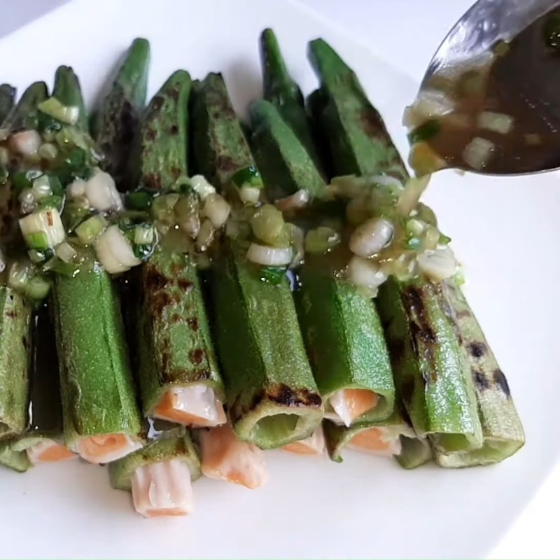 Producto final de okra asada con salsa de cebolleta