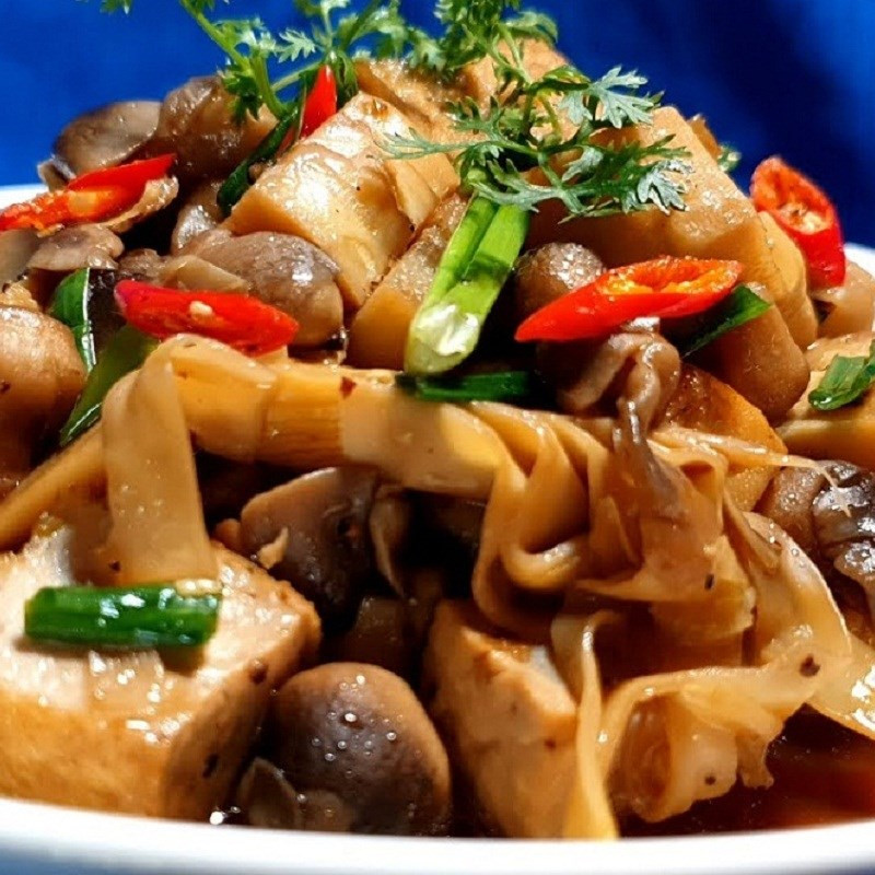 Plato terminado de tofu con bambú fresco