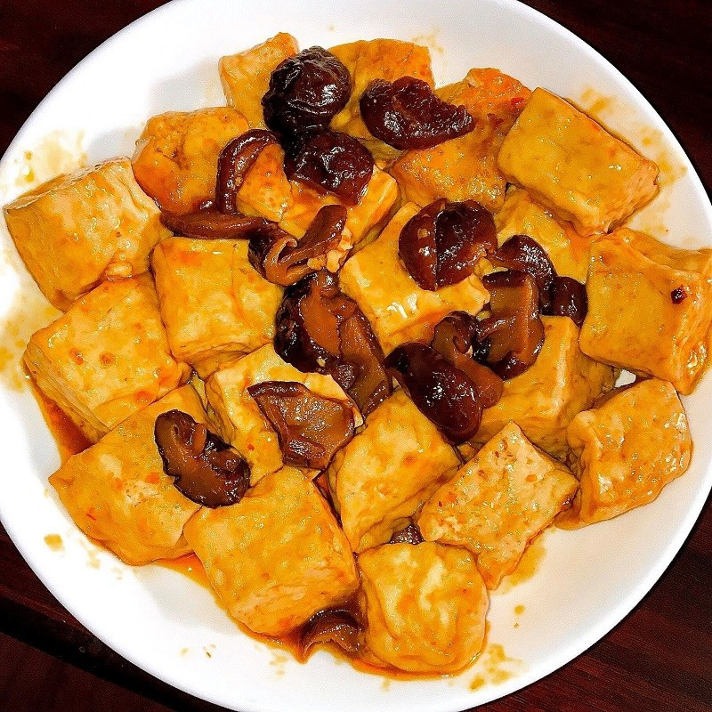 Plato Terminado de Tofu Estofado con Setas Shiitake