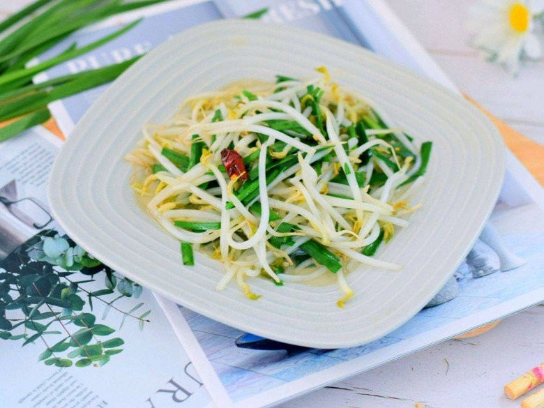 Finished bean sprouts with chives stir-fry