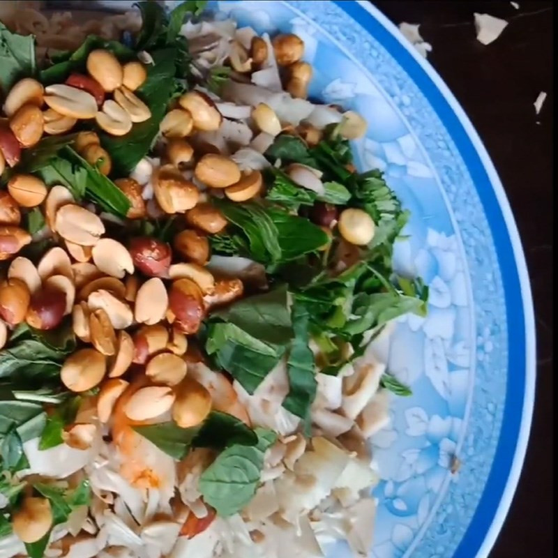 Resultado final de la ensalada de jaca inmadura vegetariana de Huế