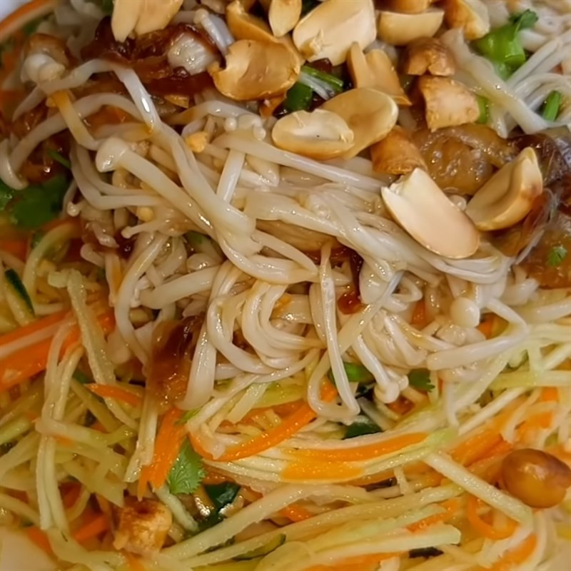 Thành phẩm gỏi nấm kim châm bắp cải chay