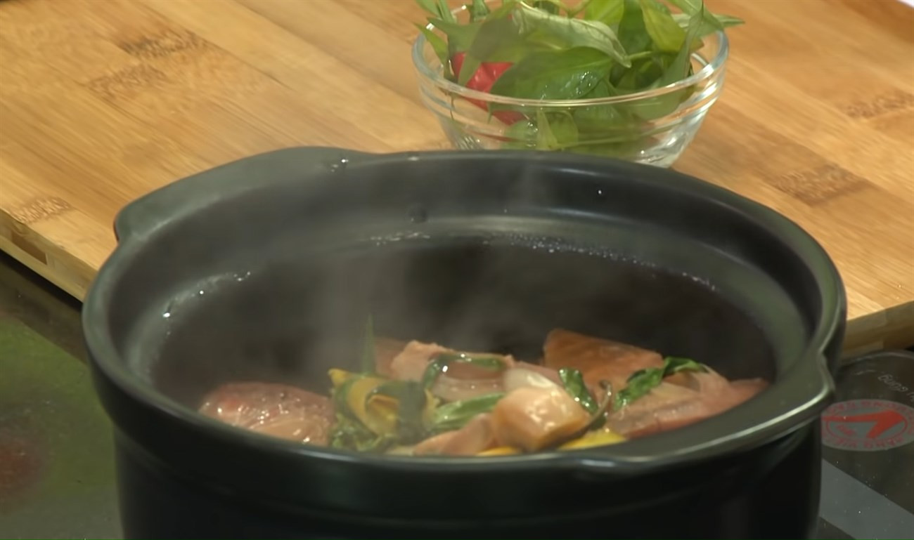 Plato terminado de jackfruit tierno estofado a la pimienta servido en una olla de barro