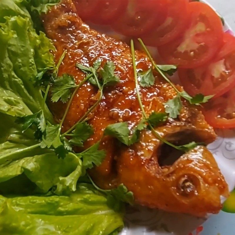 Final product of garlic fish fried in fish sauce