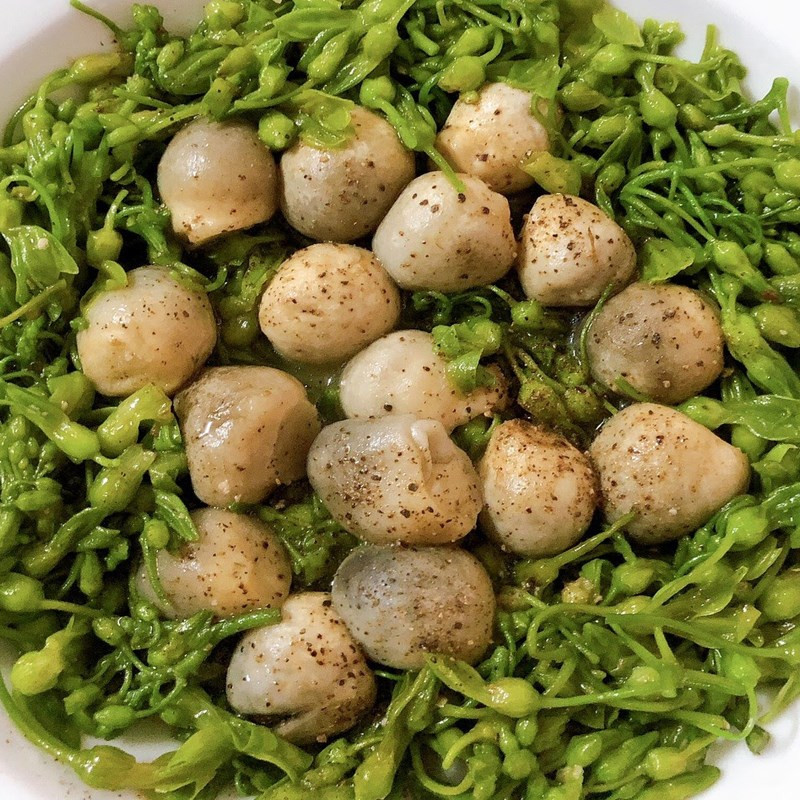 Finished vegan daylily salad