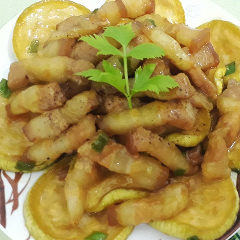 El plato terminado de carne de cerdo guisada con calabaza delicioso