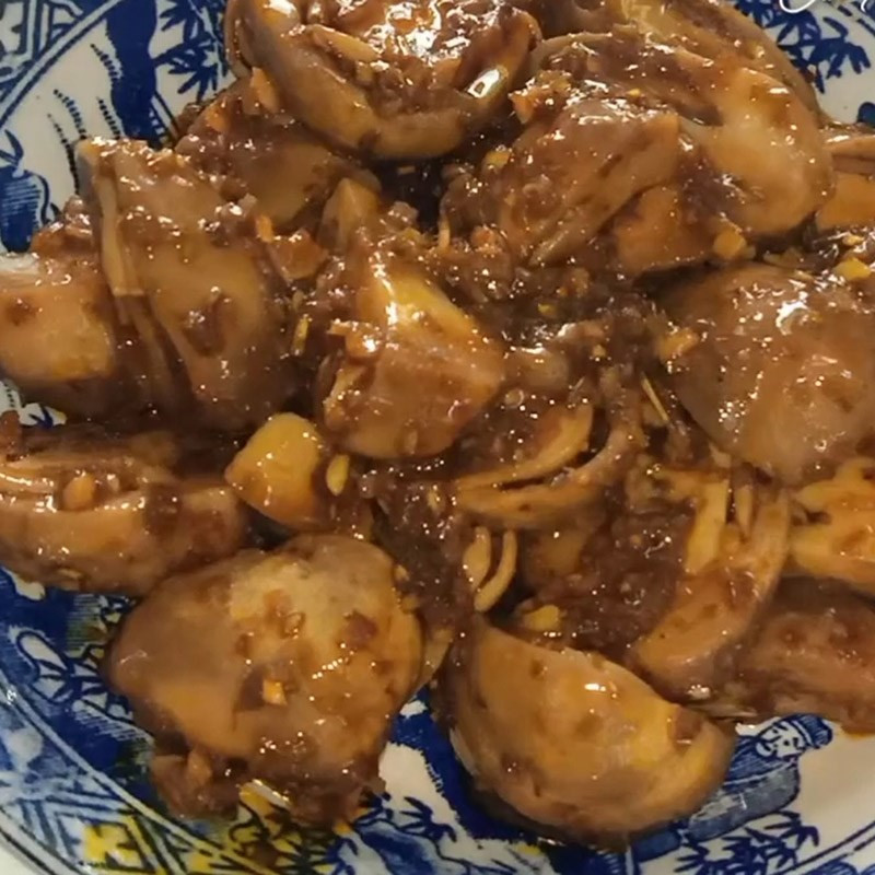 Plato final de setas estofadas con hierba limón y chile en un cuenco blanco