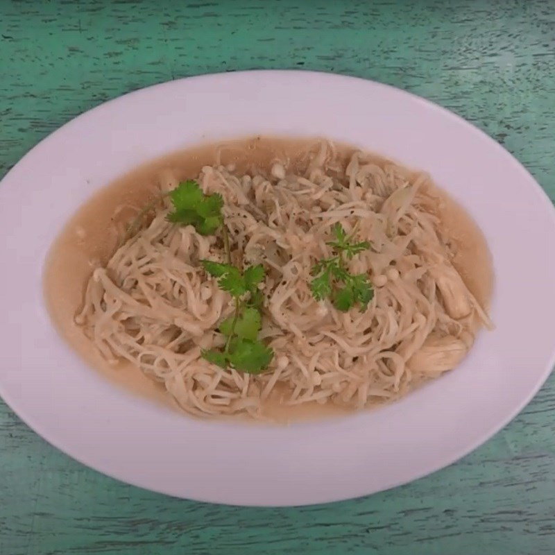 Resultado final de champiñones enoki con chucrut