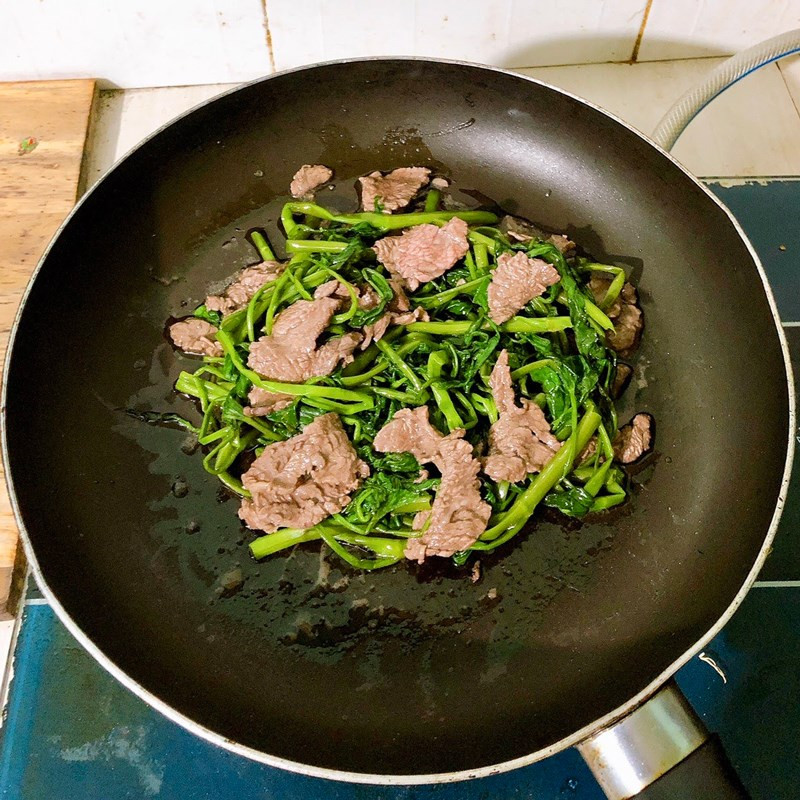 Plato terminado de ternera con espinacas