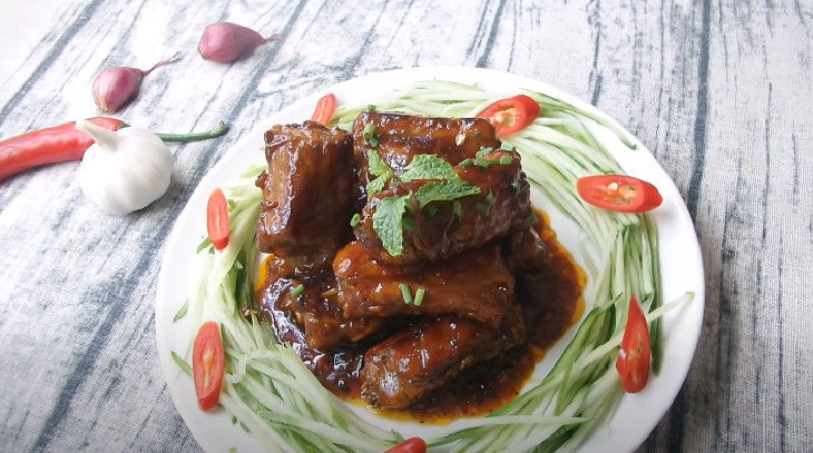 Plato terminado de costillas fritas con miel listas para servir