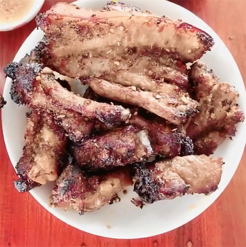 Producto final de costillas fritas con salsa de sate