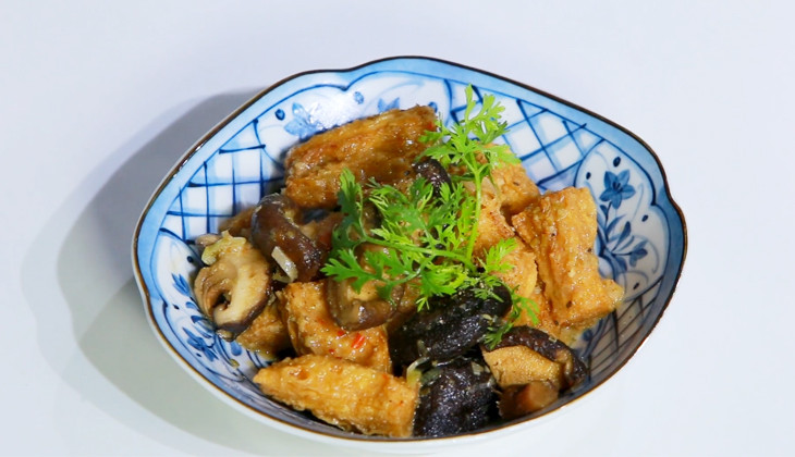 Resultado final del tofu frito con anacardos