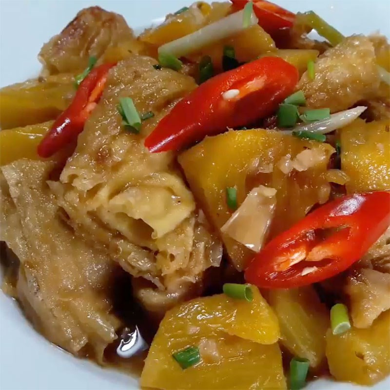 Producto final de tofu seco estofado con verduras