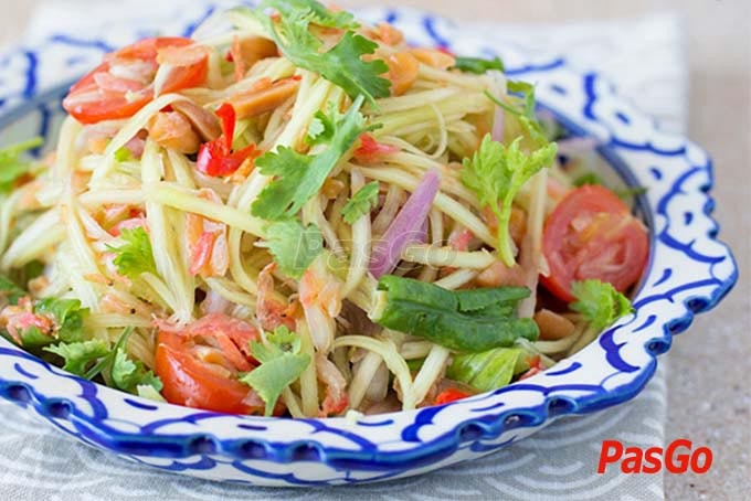 Disfrutando la ensalada de papaya vegetariana de Saigón en familia