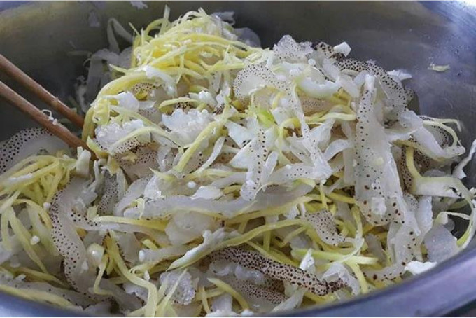 Tossing Vegan Seaweed and Green Mango Salad