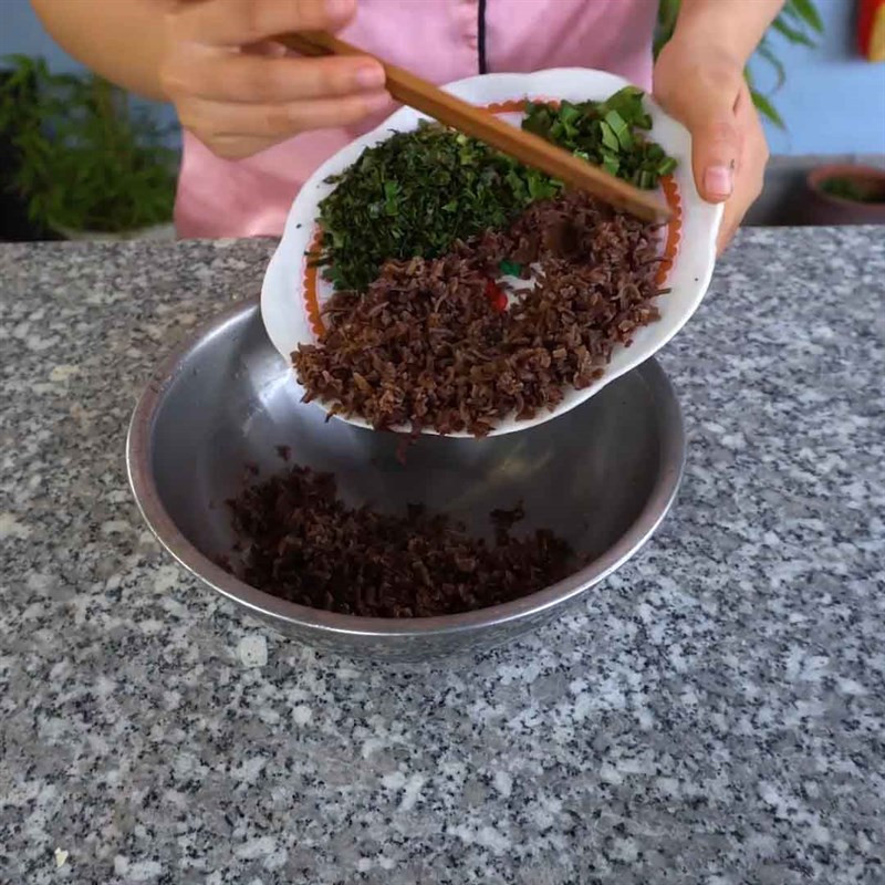 Mezcla del relleno para rollitos de hoja de loto veganos