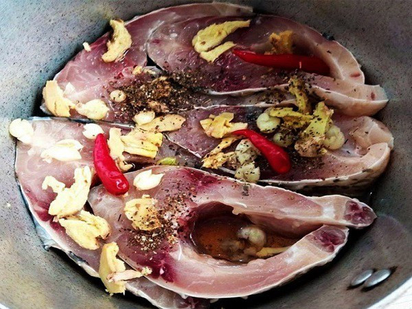 Marinar el pescado con condimentos