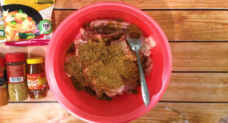 Ướp sườn với gia vị