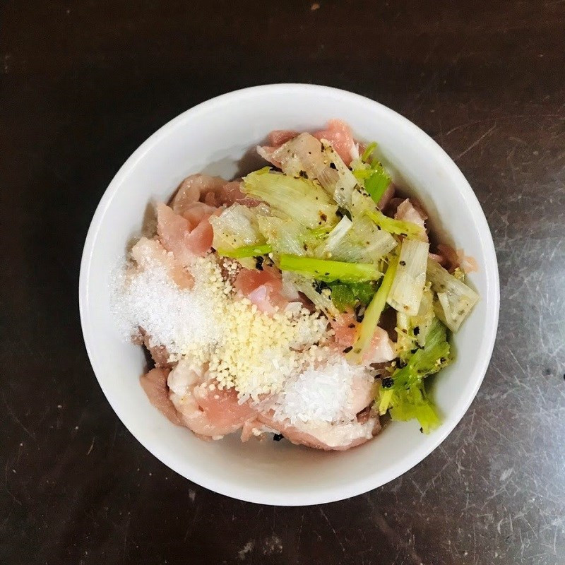 Marinating pork before stir-frying