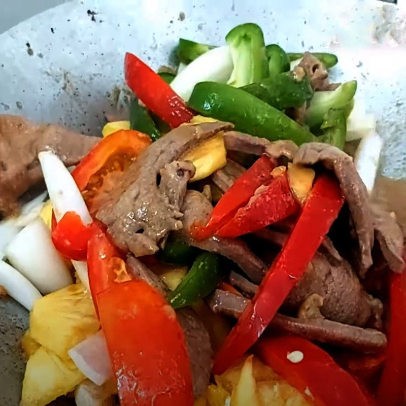 Saltear el hígado con verduras