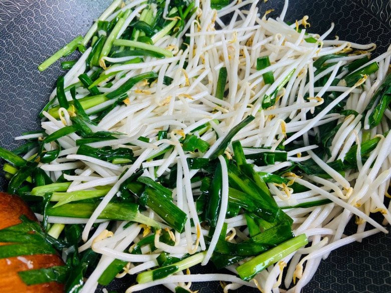 Stir-frying bean sprouts