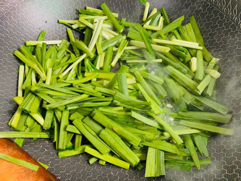 Stir-frying chives
