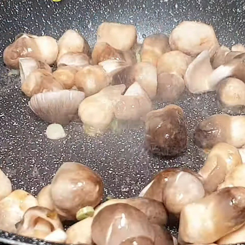 Saltear el bambú y los champiñones