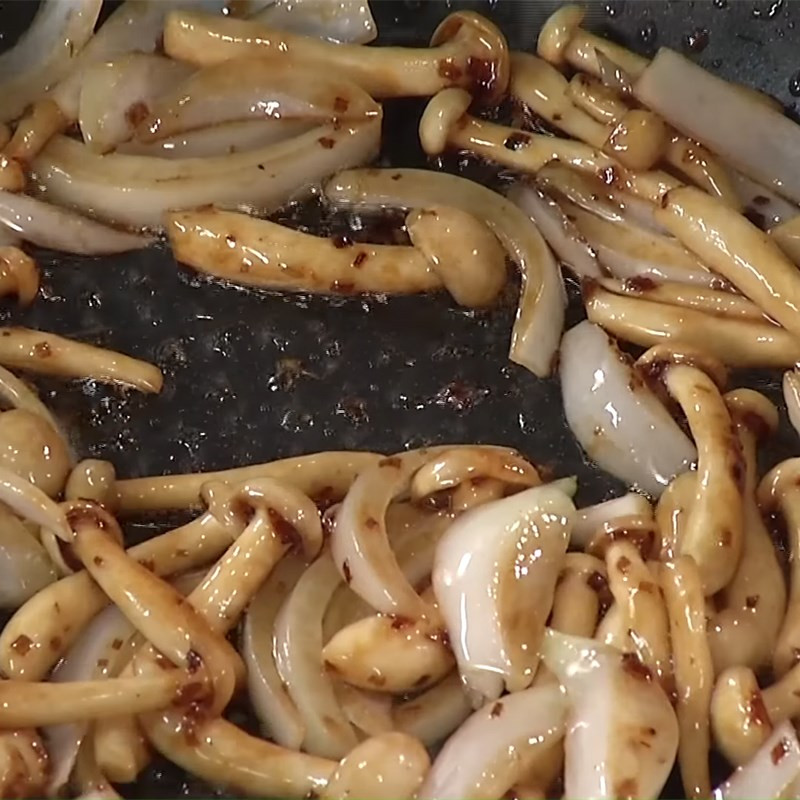 Stir-frying white lingzhi mushrooms