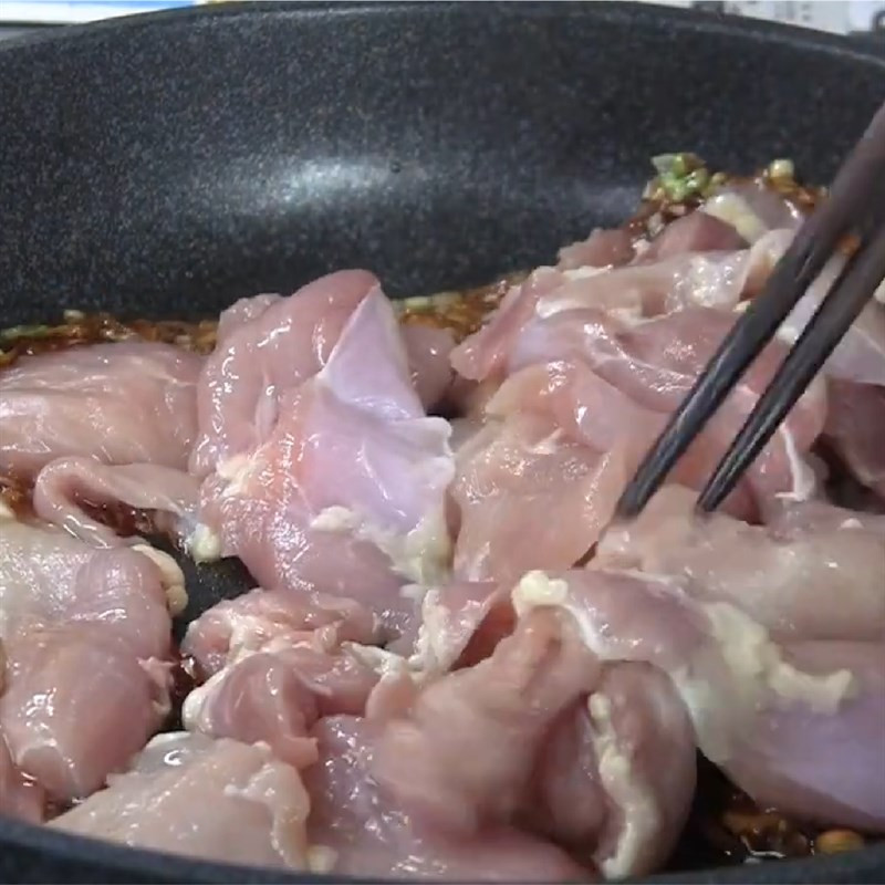 Xào thịt gà với gia vị