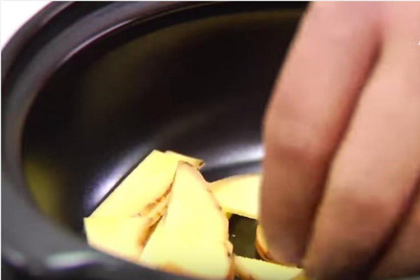 Colocar los ingredientes en la olla