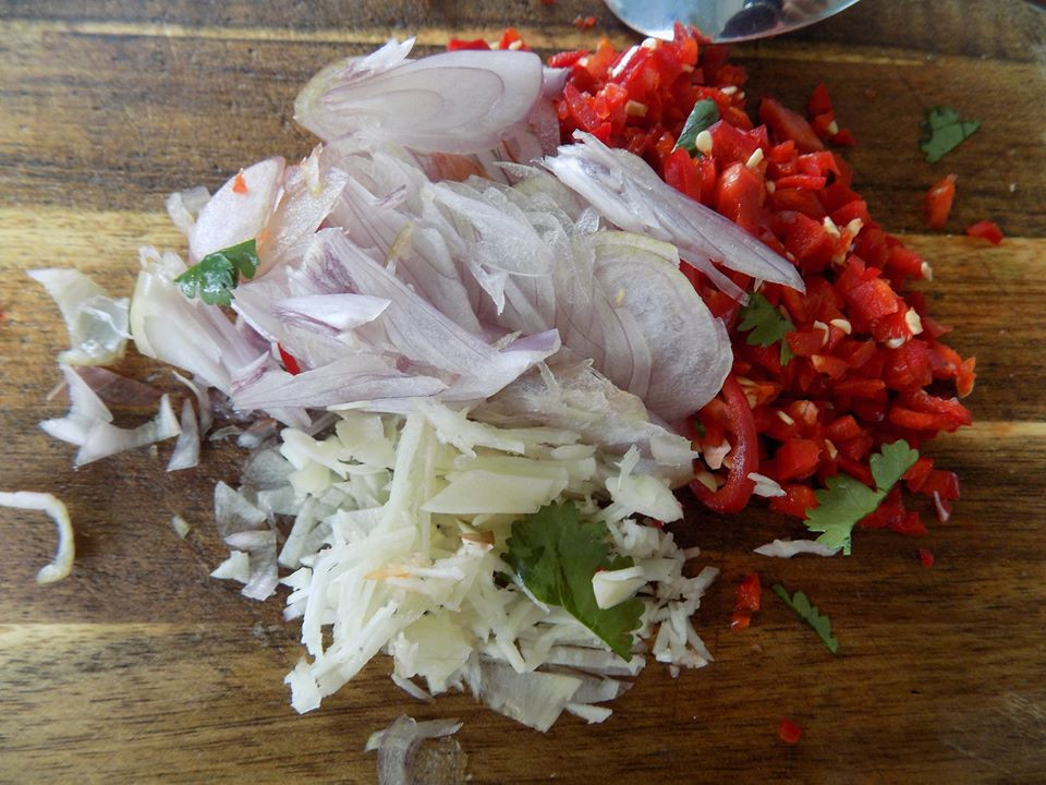 Tỏi băm nhuyễn và hành tây thái mỏng