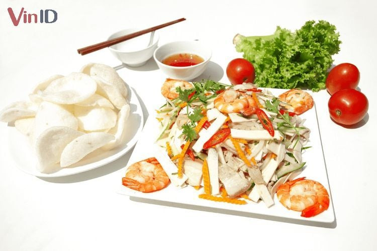 Plato terminado de ensalada de palmito con gambas y carne