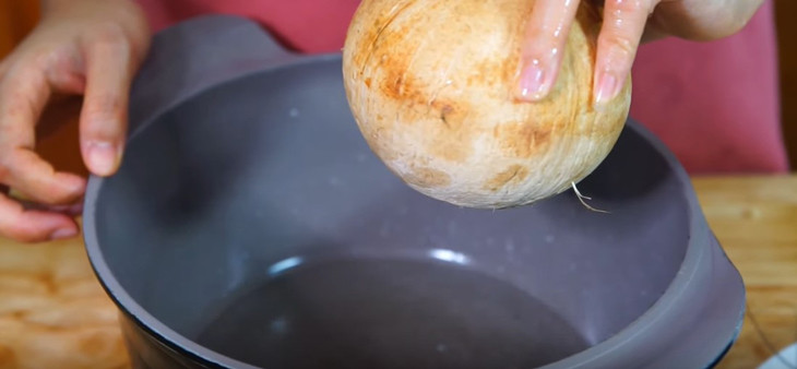 Tiến hành hấp bạch tuộc bạch tuộc hấp nước dừa