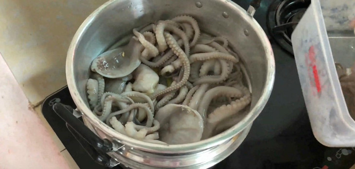 Tiến hành hấp bạch tuộc bạch tuộc hấp nước dừa