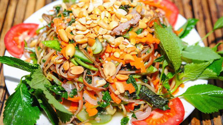 Ensalada de flor de plátano con tofu prensado lista para servir