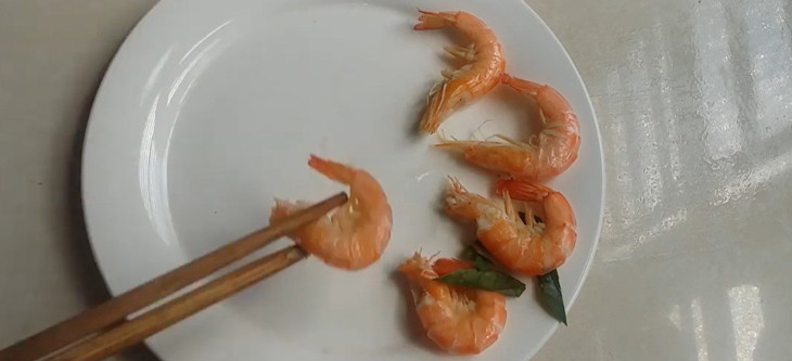 Trình bày món tôm hấp lá chanh