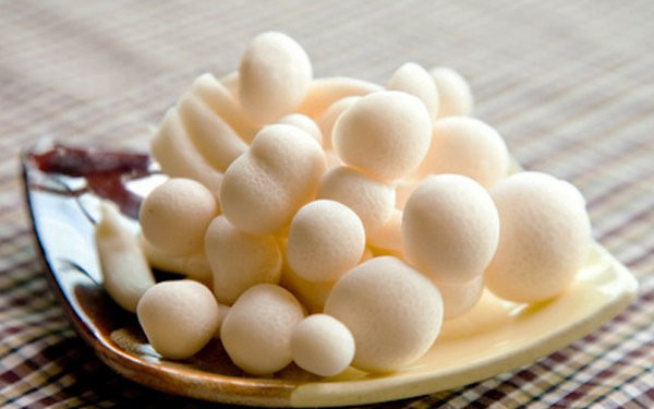 Sơ chế nguyên liệu canh rau dền nấu nấm