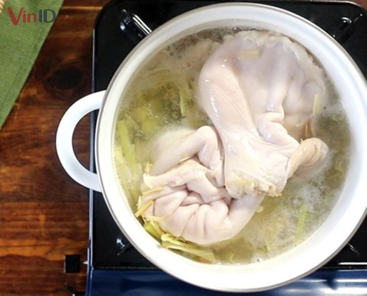 Cocer el estómago de cerdo con limoncillo y jengibre